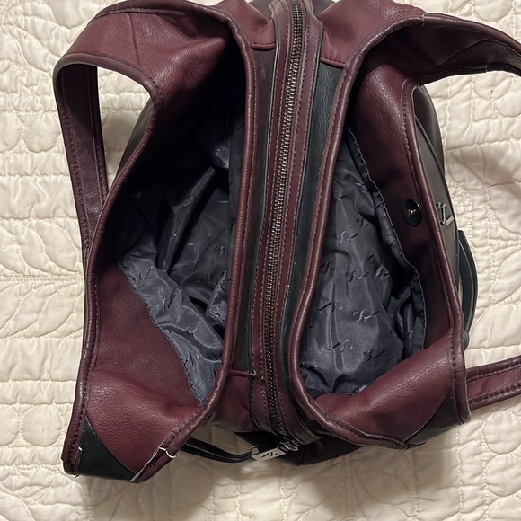 Vera Wang hobo satchel. 2 tone has several pockets. Burgundy and Black Ombré. - Picture 3 of 7